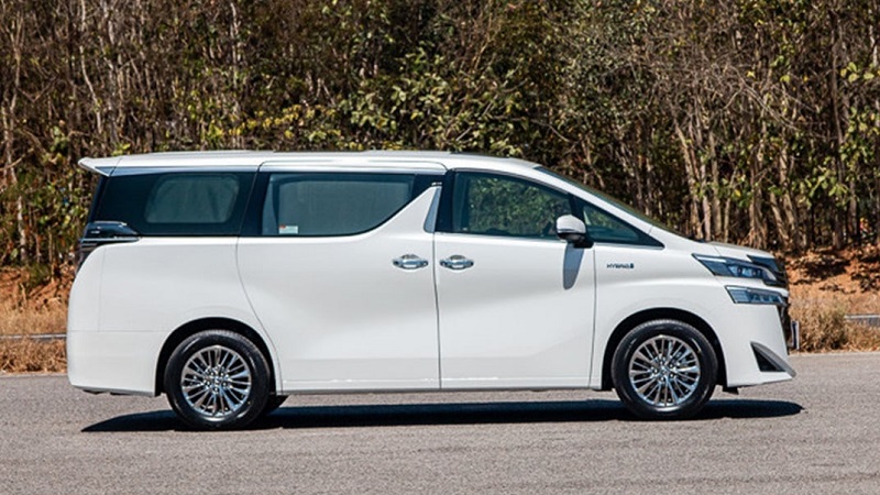 Две модели минивэнов Toyota укомплектовали премиальными японскими шинами